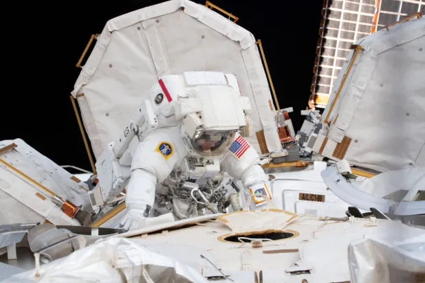 رائدة الفضاء آن ماكلين تعمل خارج محطة الفضاء الدولية 22 مارس 2019 (ناسا)