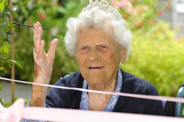 المعمِّرة البريطانية إثيل كايترهام (متداولة)