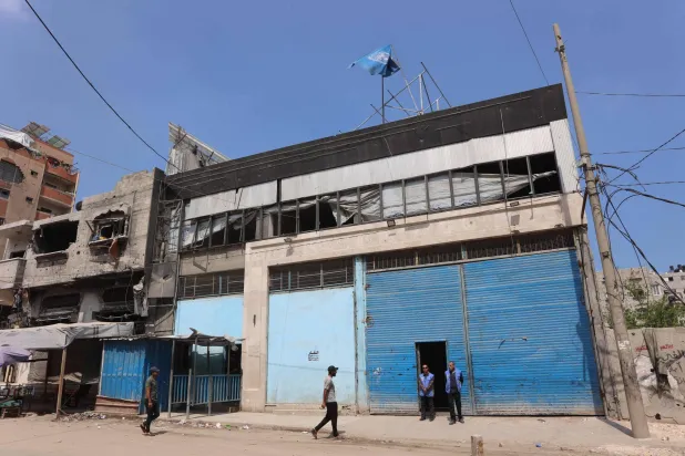 مدخل مستودع مغلق لتوزيع مساعدات الأونروا في شارع الجلاء بمدينة غزة يوم 28 أبريل 2025 (أ.ف.ب)