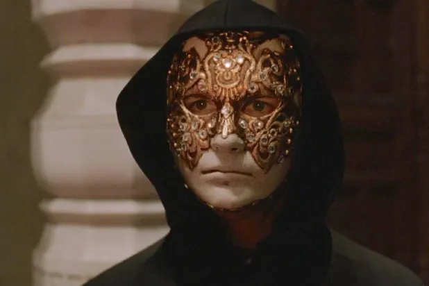  توم كروز وراء القناع (وورنر)