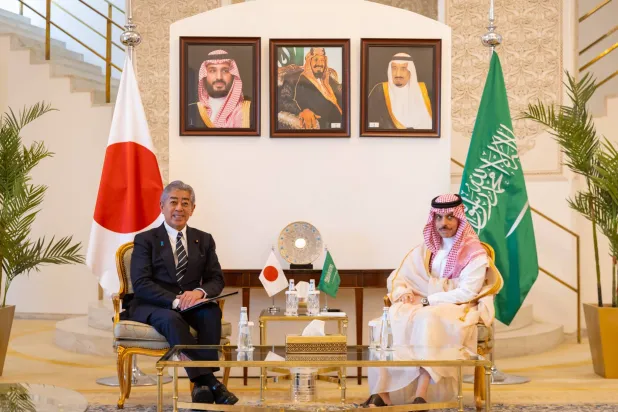 وزير الخارجية السعودي الأمير فيصل بن فرحان لدى لقائه نظيره الياباني إيوايا تاكيشي في الرياض الخميس (واس)