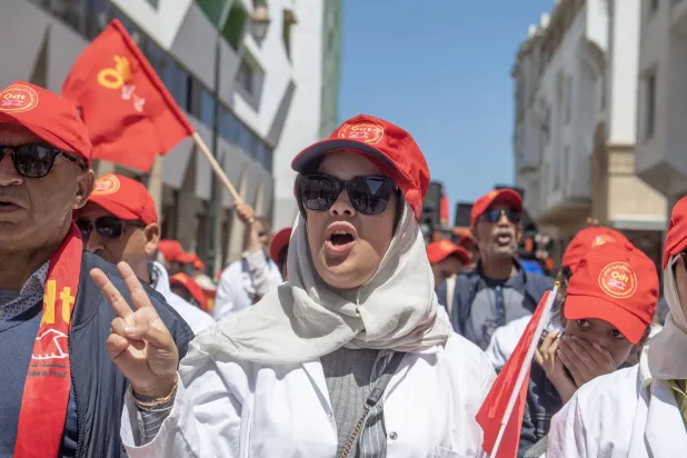 خرجت المغربيات إلى الشوارع لتسليط الضوء على العمل الذي تؤديه المرأة في المنزل (إ.ب.أ)