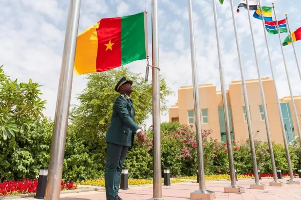 رفع علم الكاميرون بجانب أعلام الدول الـ42 الأعضاء في «التحالف الإسلامي» (واس)