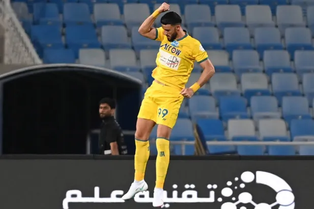 السومة محتفلاً بأحد أهدافه في شباك الرياض (تصوير: بشير صالح)