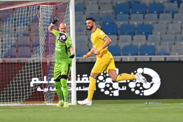 السومة محتفلاً بأحد أهدافه أمام الرياض (تصوير: بشير صالح)