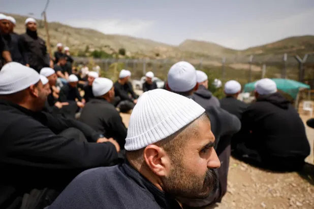 İşgal altında bulunan Golan Tepeleri'ndeki Dürzilerin, çarşamba günü Mecdel Şems köyündeki sınır kontrol noktası yakınlarında Suriye Dürzileriyle dayanışma gösterisi (AFP)