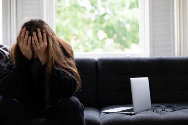 تبيّن الدراسة أن الالتهابات في الدماغ والجسم قد تزيد من خطر الإصابة بالاضطرابات النفسية (أ.ب)