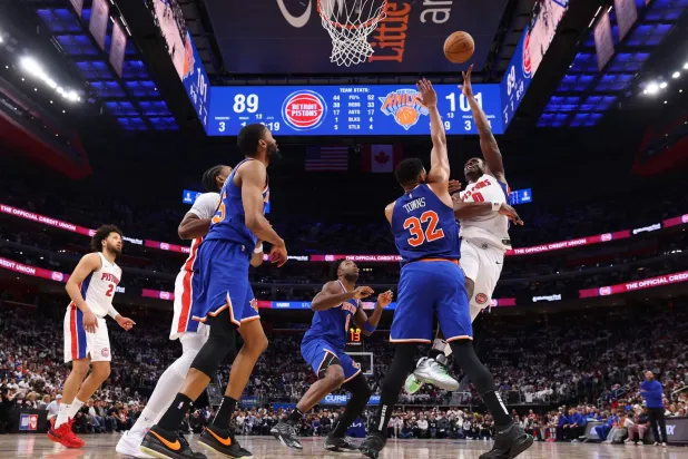 سجل برونسون ثلاثية قاتلة قبل أربع ثوان من نهاية المباراة ليمنح نيكس فوزا ناريا (أ.ف.ب)