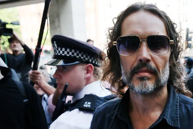 الممثل الكوميدي البريطاني راسل براند يصل إلى محكمة وستمنستر في لندن (إ.ب.أ)