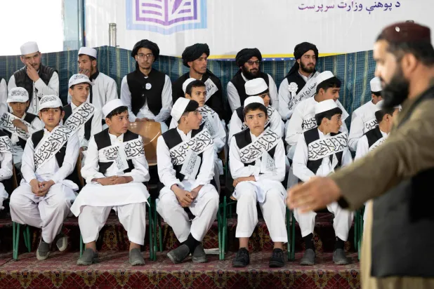 طلاب أفغان يرتدون قميص السالوار أثناء حضورهم حفل بدء العام الدراسي الجديد في مدرسة أماني الثانوية بكابل 20 مارس 2025 (أ.ف.ب)