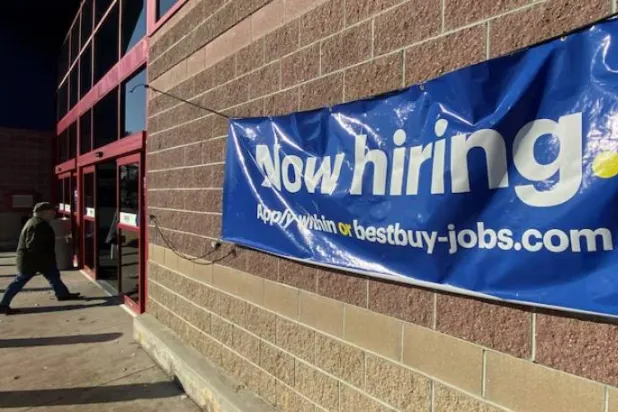 لافتة مكتوب عليها «نحن نوظف الآن» خارج متجر «بست باي» في نيو هامبشير بالولايات المتحدة (رويترز)