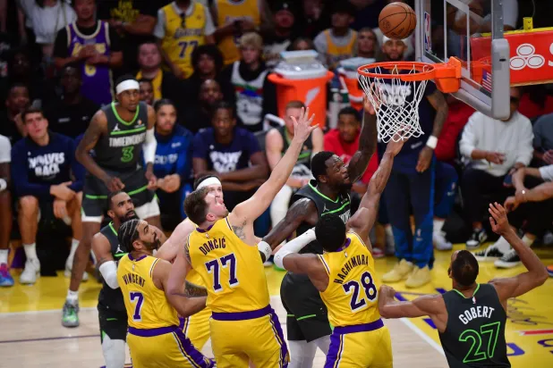 مينيسوتا تمبروولفز حسم السلسلة على ليكرز بسهولة 4 - 1 (رويترز)