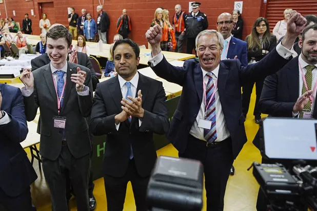 زعيم حزب «إصلاح المملكة المتحدة» في بريطانيا نايجل فاراج يحتفل بعد فوز حزبه في انتخابات فرعية... 2 مايو 2025 (د.ب.أ)