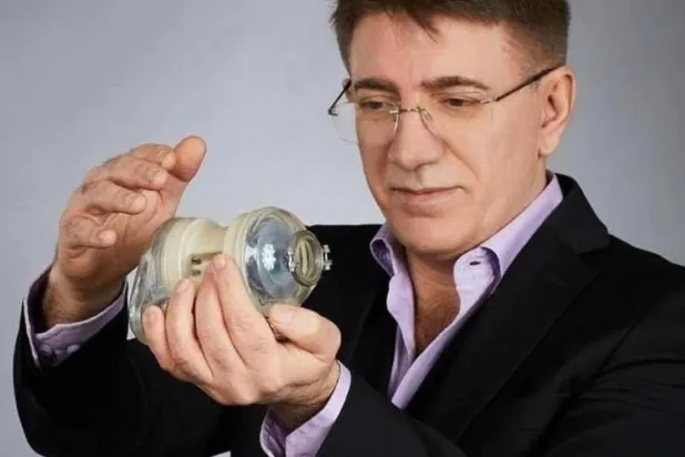 آزاد نجار يعمل على تطوير قلب اصطناعي في السويد (الشرق الأوسط)