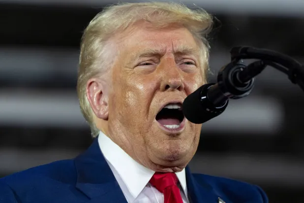 ترمب يتحدث احتفالاً بأول مائة يوم من عهده بميشيغان في 29 أبريل 2025 (أ.ب)