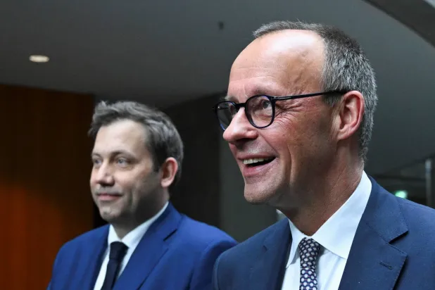 ميرتس يغادر بعد مؤتمر صحافي مع زعيم الاتحاد الاجتماعي المسيحي عقب التوصل إلى اتفاق حول الحكومة الائتلافية في برلين (رويترز)