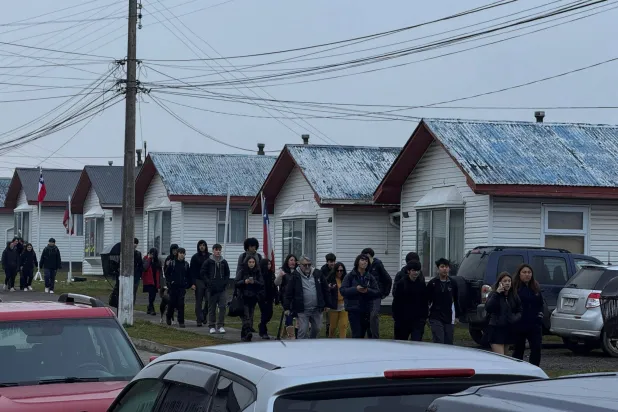 إخلاء السكان القريبين من الساحل في تشيلي عقب التحذيرات من وقوع تسونامي (رويترز)