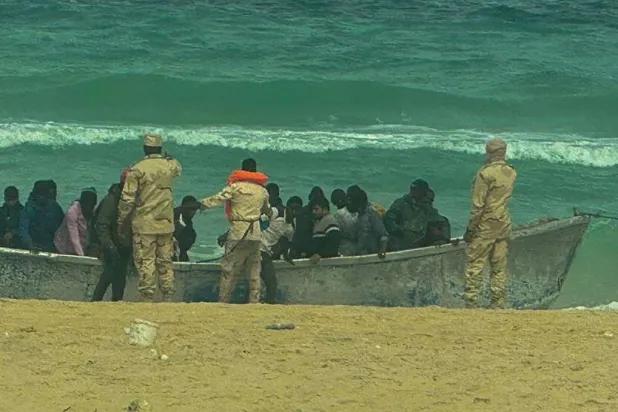 خفر السواحل الموريتاني خلال نقل ناجين من غرق قارب نحو شواطئ نواكشوط (متداولة)