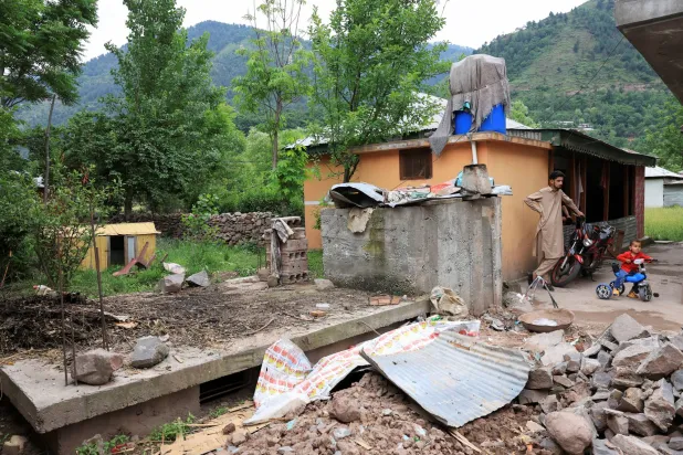 رجل يقف بالقرب من مخبأ بناه لسلامة عائلته في الجزء الخاضعة لإدارة باكستان من كشمير (رويترز)