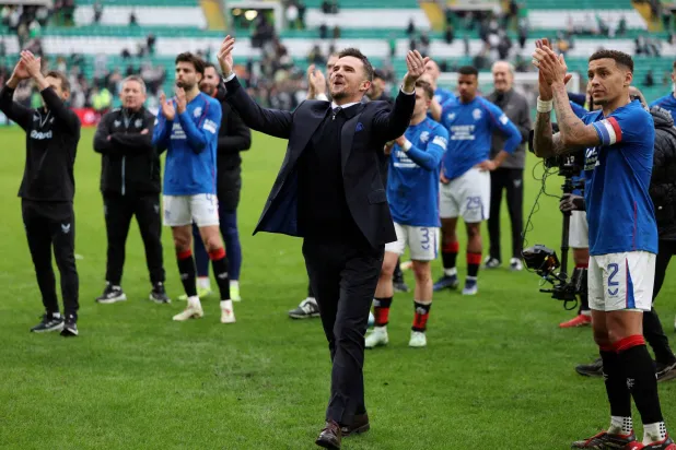 مدرب رينجرز يحتفل مع لاعبيه بعد أحد انتصاراتهم في الدوري (رويترز)