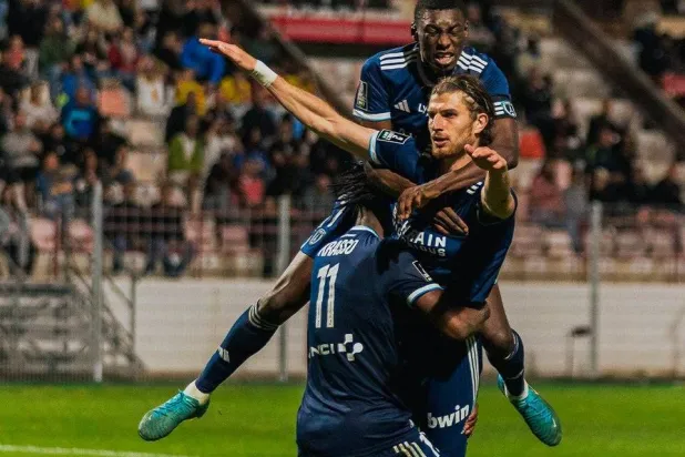 فرحة لاعبي باريس أف سي بهدف التعادل (الشرق الأوسط)