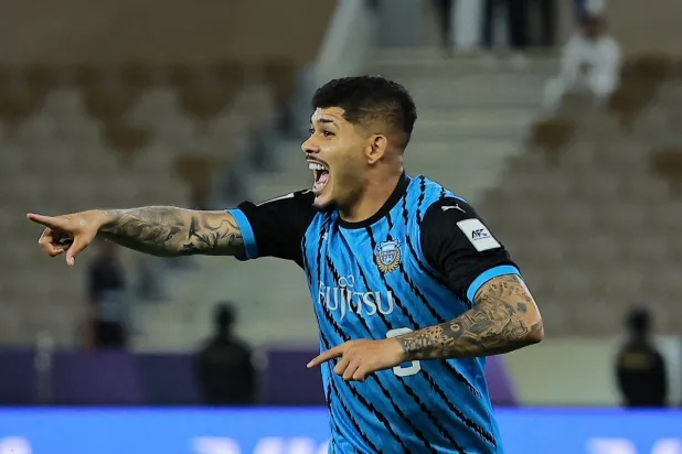 البرازيلي أريسون أحد أبرز الأوراق الهجومية في كاواساكي الياباني (رويترز)