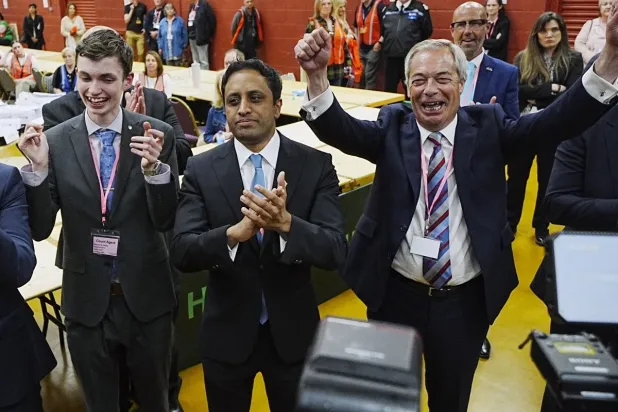 زعيم حزب «إصلاح المملكة المتحدة» في بريطانيا نايجل فاراج يحتفل بعد فوز حزبه في انتخابات فرعية... 2 مايو 2025 (د.ب.أ)