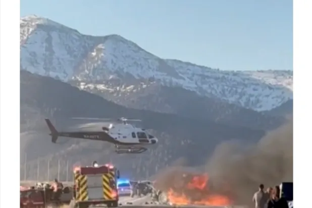 خدمات الإنقاذ تعمل في مكان وقوع حادث تصادم بين سيارتين أسفر عن مقتل العديد من الأشخاص في آيلاند بارك بولاية أيداهو (رويترز)