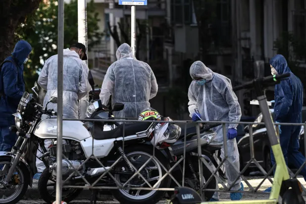 خبراء الشرطة اليونانية يبحثون عن أدلة بعد انفجار قنبلة في تسالونيكي (أ.ف.ب)