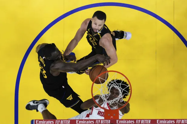 يسعى روكتس إلى أن يصبح الفريق الـ14 فقط في تاريخ الدوري الذي يقلب تأخره لفوز (أ.ب) 