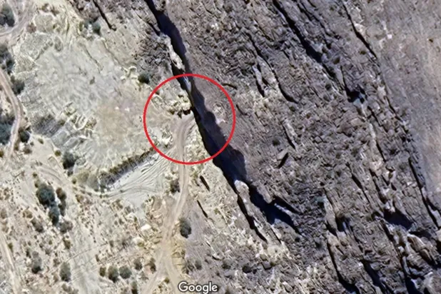 لقطة جوية نشرها خبراء عسكريون أميركيون لأحد مخابئ أسلحة الجماعة الحوثية (إكس)