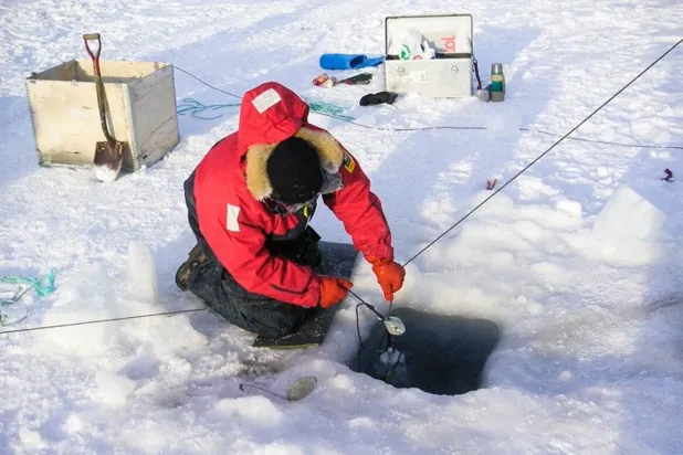 قياساتٌ تحت الجليد البحري في غرينلاند أجراها باحث دنماركي (جامعة أمستردام)