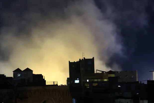 دخان يتصاعد في أحد أحياء صنعاء بعد غارة أميركية الشهر الماضي (إ.ب.أ)