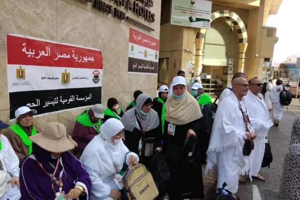 إحدى رحلات الحج الرسمي للمصريين في وقت سابق (المؤسسة القومية لتيسير الحج في مصر)