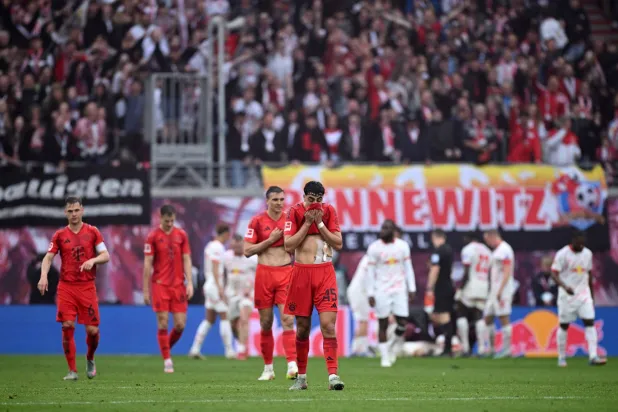 إحباط لاعبي البايرن بعد تسجيل لايبزيغ هدف التعادل (رويترز)