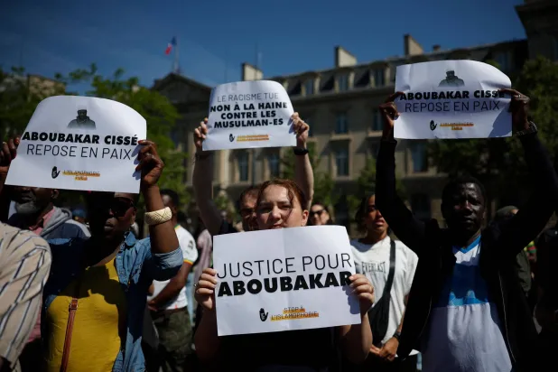 جانب من مظاهرة في باريس مايو بعد مقتل أبو بكر سيسيه (أ.ف.ب)