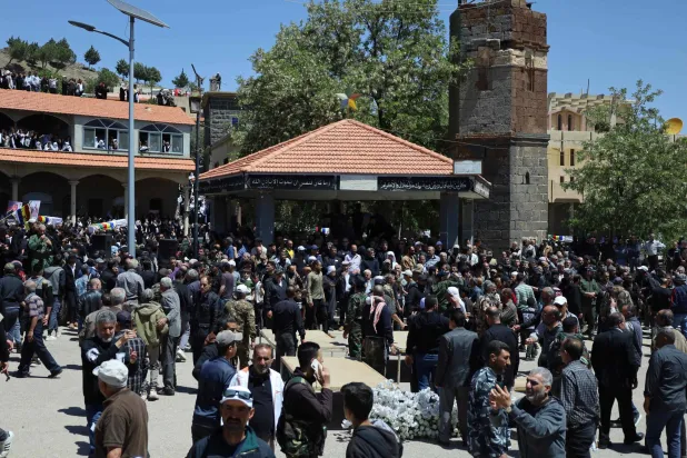 دروز سوريون في السويداء بجنوب البلاد السبت خلال تشييع قتلى سقطوا في مواجهات مع قوات الأمن (أ.ف.ب)