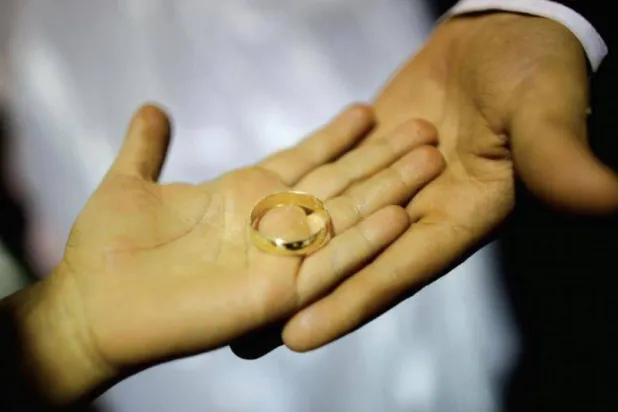 ينتهي الأمر بالأزواج إلى حالة «الطلاق الصامت» عندما يفقدون شعورهم بالارتباط بعضهم ببعض (رويترز)