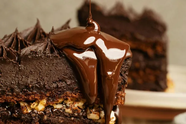 صب زبدة البندق المذابة مع الشوكولاتة فوق أنواع  الحلويات 