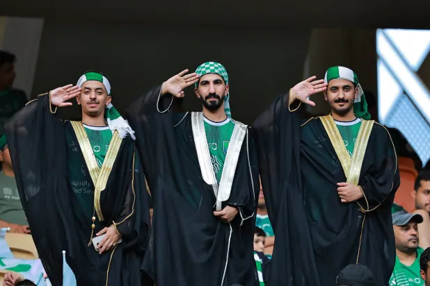 جماهير الأهلي بالبشت السعودي في المدرجات (رويترز)