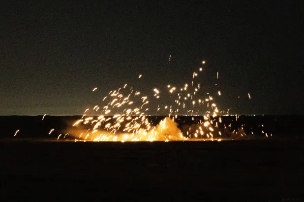 انفجارات خلال تدريبات للقوات المشاركة في «التحالف الدولي ضد داعش» (حساب عملية «العزم الصلب» عبر منصة «إكس»)