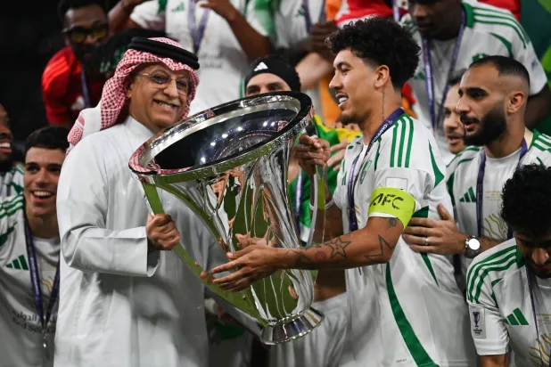 فيرمينو يتسلم الكأس الآسيوية من الشيخ سلمان آل خليفة رئيس الاتحاد الآسيوي (تصوير: علي خمج)