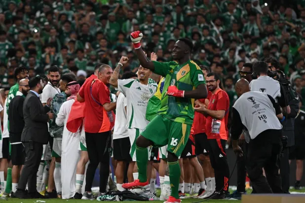 ميندي محتفلا أثناء تتويج الأهلي بالكأس (تصوير: علي خمج)