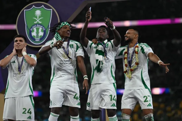 لاعبو الأهلي على منصة التتويج لحظة الاحتفال بالانجاز (تصوير: علي خمج)