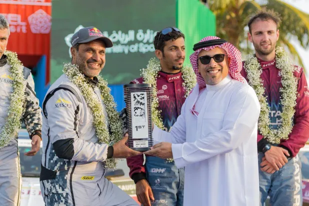  الأمير خالد بن سلطان يتوج  ناصر العطية بلقب رالي السعودية (الشرق الأوسط)