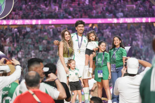 فيرمينو مع عائلته على منصة التتويج الآسيوي (تصوير: عدنان مهدلي)