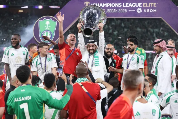 الغامدي رئيس الأهلي يرفع الكأس الآسيوية خلال التتويج (تصوير: عدنان مهدلي)