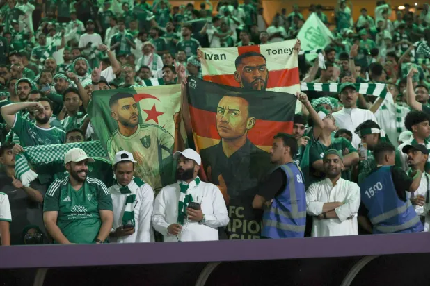 جماهير الأهلي التفت حول مدربها الألماني في مشهد قاد الفريق إلى منصة التتويج (تصوير: عدنان مهدلي)