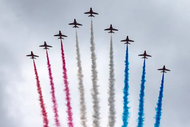 فريق السهام الحمراء في العرض الجوي بعد تتويج الملك تشارلز الثالث والملكة كاميلا في وسط لندن بريطانيا (أرشيفية - رويترز)