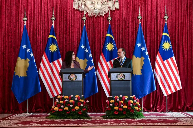 رئيسة كوسوفو فيوسا عثماني وهي تتحدث بينما يستمع رئيس الوزراء الماليزي أنور إبراهيم خلال مؤتمر صحافي مشترك (أرشيفية- رويترز)